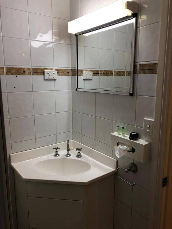 OVERLANDER MOTOR LODGE