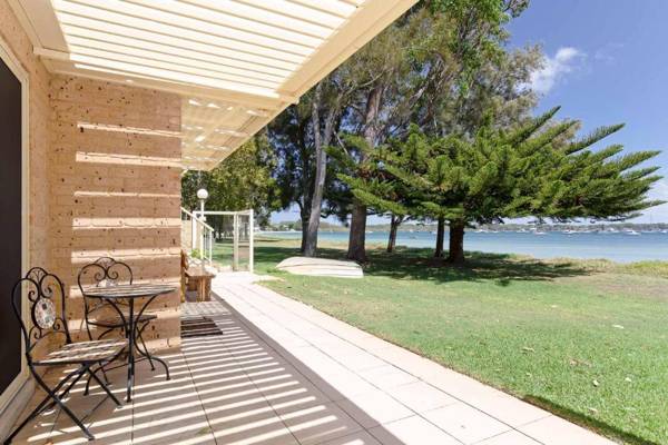 Sandy Beach House - Corlette Waterfront