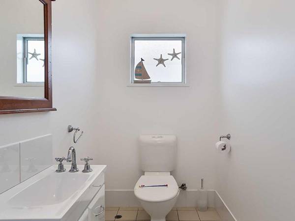 Beached Inn' 93 Foreshore Drive - Spacious beach front house