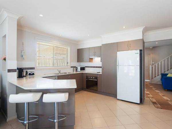 Relax at Pacific' 1/26 Pacific Avenue - private duplex with enclosed yard