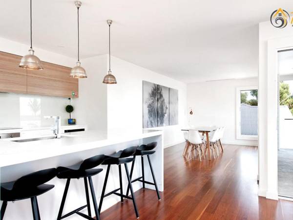 Luxury in Corlette - 4 Drungall Ave