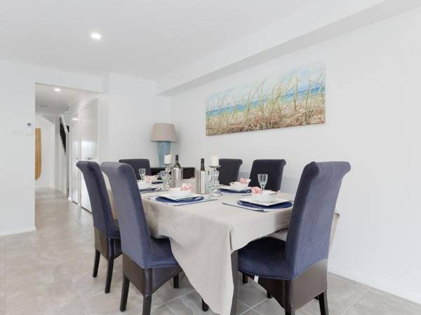 'Birubi Breezes' 2/7 Fitzroy St - Large Duplex with Air Conditioning WIFI & only 5 minute walk to the beach