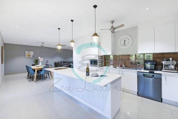 Zenhouse 5BR Family-Pet Retreat Bar & Private Pool (Johnston)