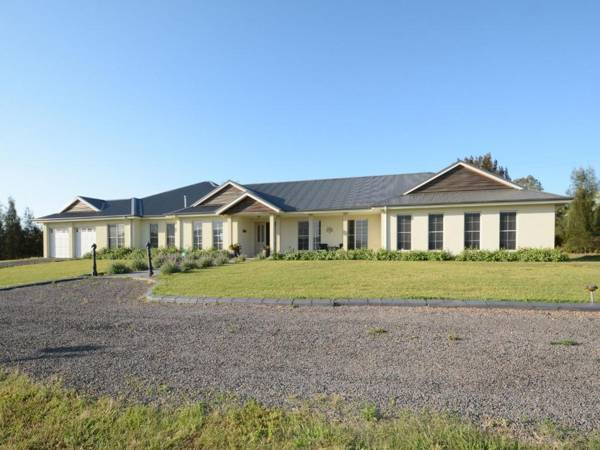 Silver Springs 6br Luxury Homestead with Wifi Pool. Fireplace Views Olives and Space