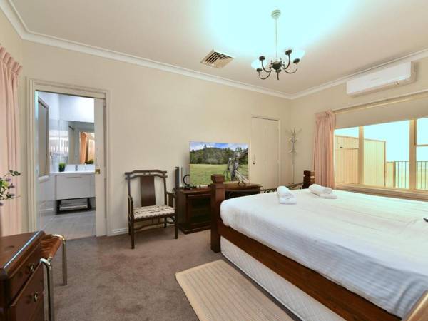 King Retreat Estate - you can honestly walk to Bimbadgen and Hope Estate concerts