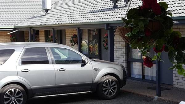 Hibiscus Lakeside Motel