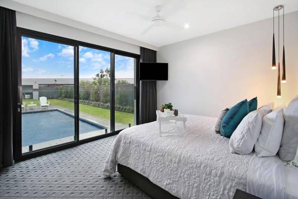 The Sinatra Holiday House in Mulwala - 10 individual beds