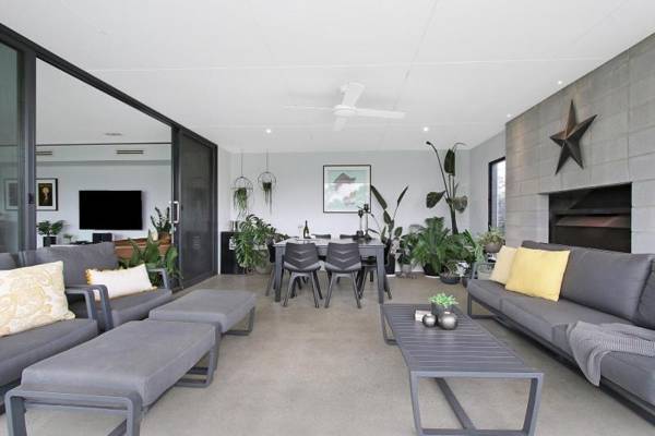 The Sinatra Holiday House in Mulwala - 10 individual beds