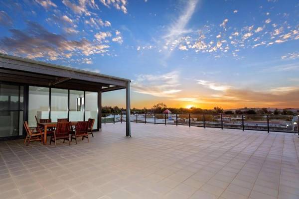 Enjoy Penthouse Living in the CBD! Sleeps 8!