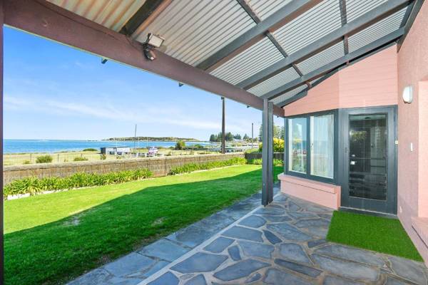 Victor Harbor Beachfront Bliss + WiFi