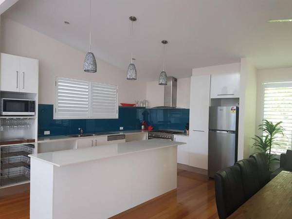 10 Double Island Drive - Modern family home centrally located swimming pool & outdoor area