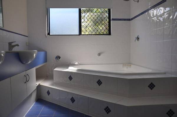 44 Cypress Avenue - Holiday home in a quiet location close to patrolled beach and CBD