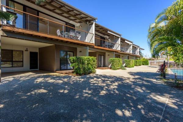 Unit 2 Rainbow Surf - Modern double storey townhouse with large shared pool close to beach and shops
