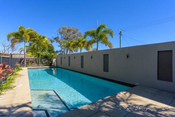 Unit 4 Rainbow Surf - Modern double storey townhouse with large shared pool close to beach and shop