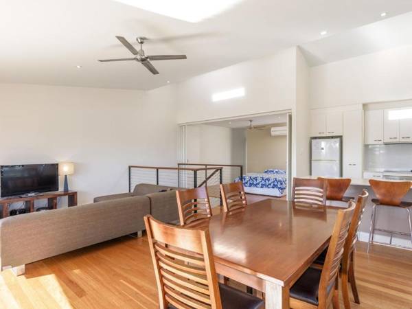 Unit 5 Rainbow Surf - Modern double storey townhouse with large shared pool close to beach and shop