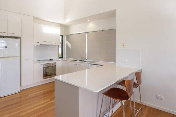 Unit 5 Rainbow Surf - Modern double storey townhouse with large shared pool close to beach and shop