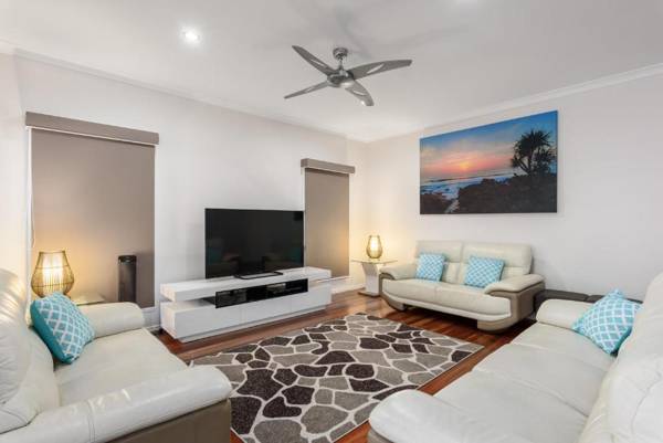 7 Ibis Court - Spacious family home with large outdoor area swimming pool & ample parking