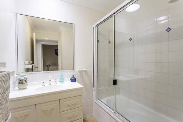 14 Zircon Street - Centrally located family home with covered deck close to patrolled beach & shops