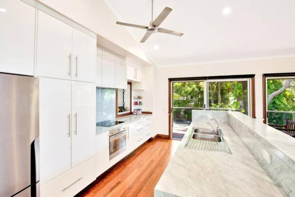 Gecko's Rest - Rainbow Shores Executive Beach House Pet Friendly Pool Wi-fi