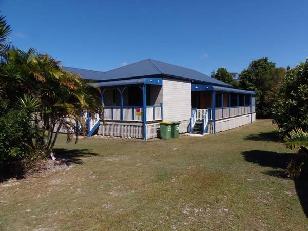 Cooloola Cottage - Rainbow Beach - Walk to everything and relax in comfort Pet friendly too