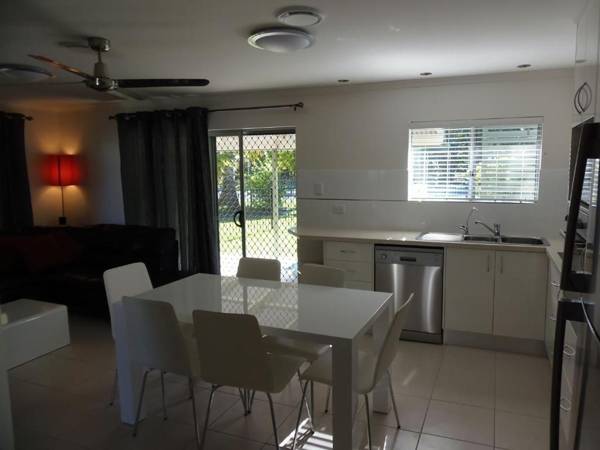 Palmgrove 1 - Rainbow Beach - Gorgeous modern beach escape in a great location aircon wifi fully fenced pets welcome