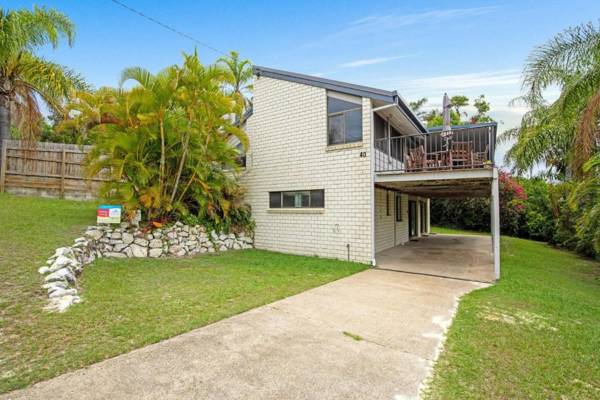 40 Rumbalara Avenue - Rainbow Beach Entertain on the spacious verandah overlooking beautiful Rainbow Beach