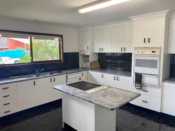 42 Rumbalara Avenue - Rainbow Beach - Huge Beach House - Bring The Whole Family Pool and Views