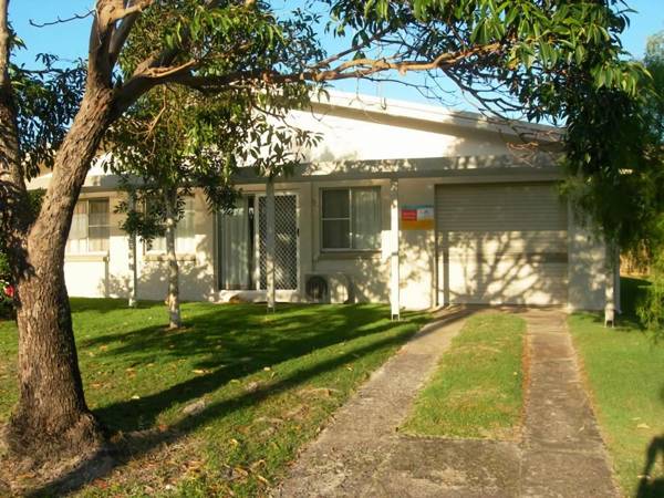 Fullerton - Rainbow Beach - Only a Short Walk to Patrolled Beach