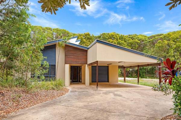 18 Naiad Court - Rainbow Shores Modern Beach House Walk to Beach