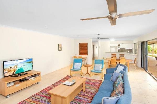 18 Naiad Court - Rainbow Shores Modern Beach House Walk to Beach