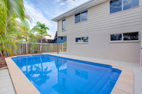 29 Cypress Avenue - Rainbow Beach Close to the beach with a pool