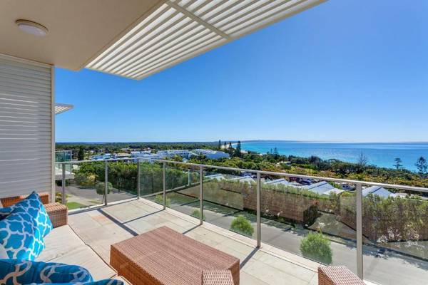 Dee's Retreat - Rainbow Beach - Five Star Luxury Accommodation Aircon pool views wifi
