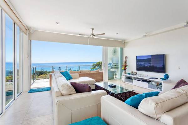 Dee's Retreat - Rainbow Beach - Five Star Luxury Accommodation Aircon pool views wifi