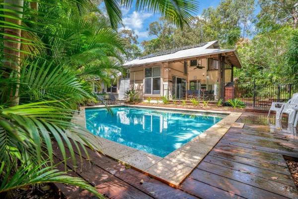 7 Naiad Court - Rainbow Shores Perfect Beach House Swimming Pool and Walk To Beach Aircon Wi-Fi