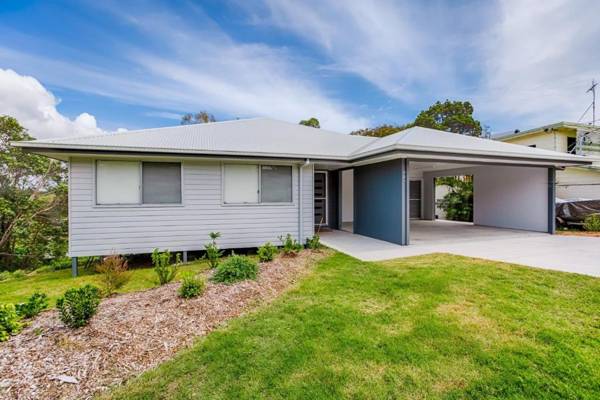 25 Cooloola Drive - Rainbow Beach - Stunning Modern Open Plan Beach House Aircon