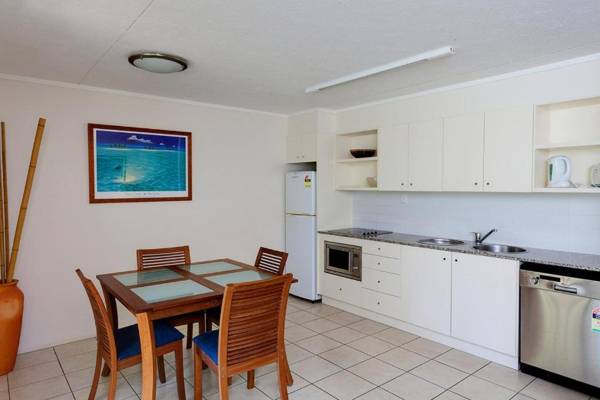 Baden 74 - Rainbow Shores Top Floor Air conditioned Unit Walk To Beach
