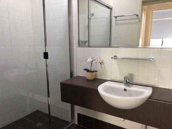 Baden 86 - Rainbow Shores Walk To Beach Top Floor Air conditioned Unit