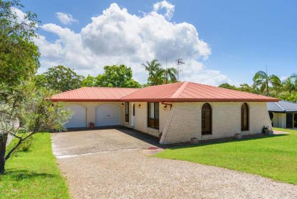 10 Coora Court - Rainbow Beach - Affordable Beach House Pets Welcome Pool