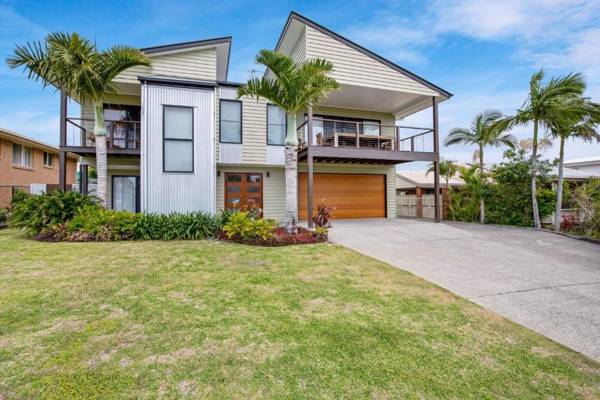 12 Tingira Close - Rainbow Beach - Stunning Modern Beach Home Pool Air-Con Views