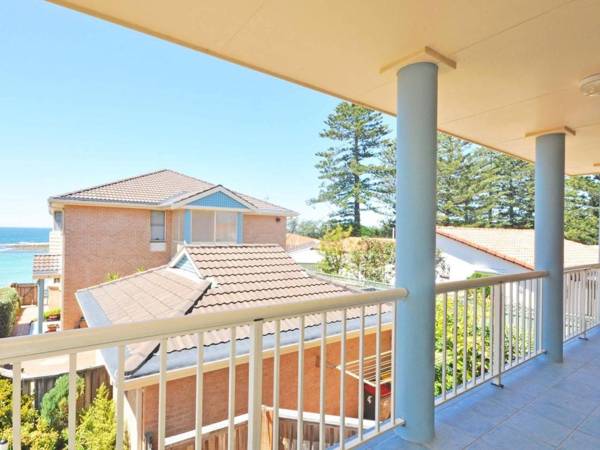 Toowoon Beach View 3br Villa 4 just steps to beach with views