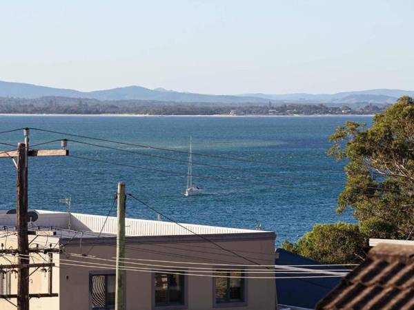 7 'BELLEVUE' 4 DONALD STREET - RENOVATED UNIT WITH AIR CON VIEWS & CENTRAL TO CBD