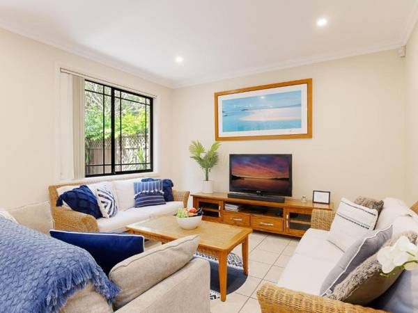 2/11a Christmas Bush Avenue - fantastic townhouse close to Dutchies Beach