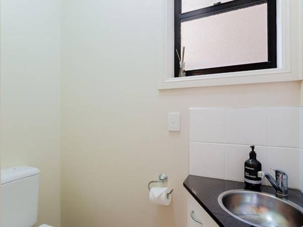 2/11a Christmas Bush Avenue - fantastic townhouse close to Dutchies Beach