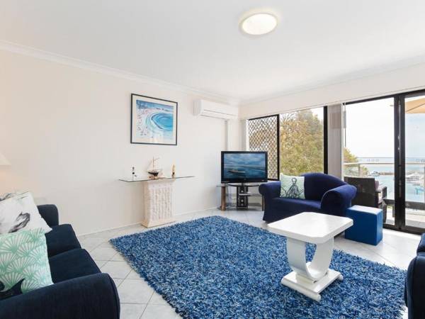 2 'Paradiso' 4 Laman Street - beautiful unit with stunning water views & pool