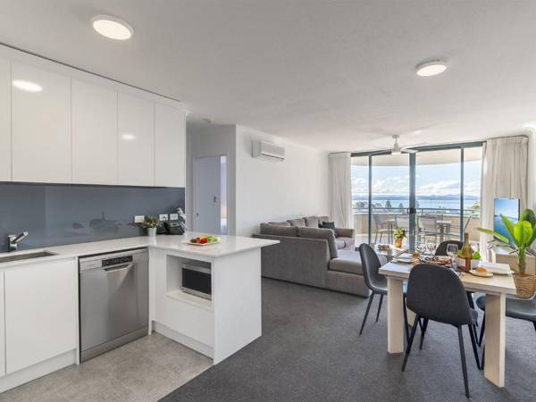 211 'The Landmark' 61B Dowling Street - Resort Style holiday with pool games room & restaurant