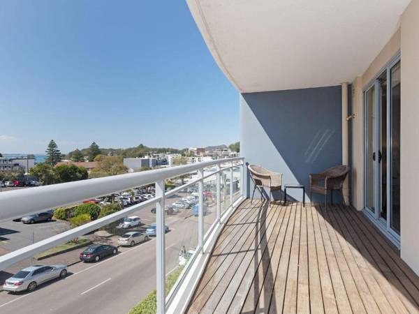 13 'Cote D'Azur' 61 Donald Street - Lovely unit with air con pool lift and WiFi