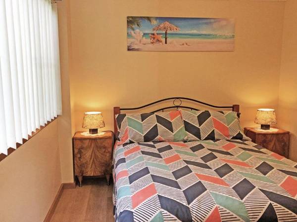 3 Tomaree Street - cute 4 bedroom house with aircon in the heart of town