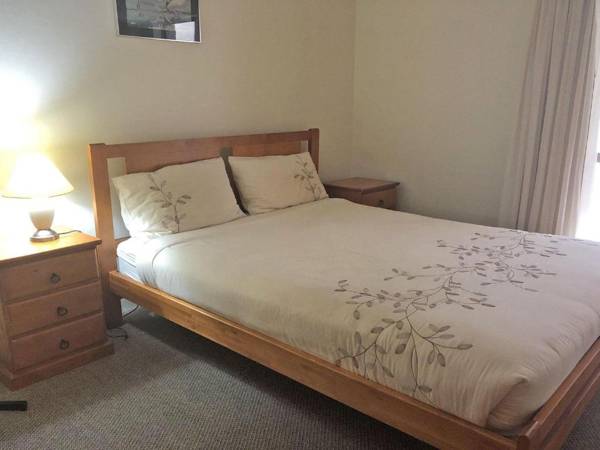 2 'Tradewinds' 110 Victoria Parade - fantastic unit with waterviews & close to the Marina