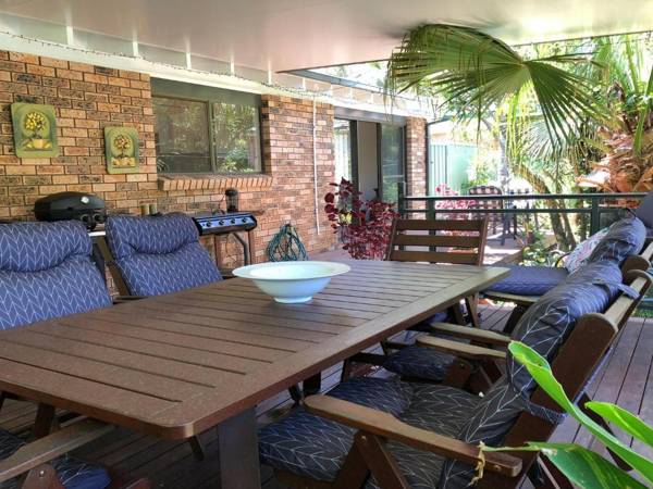 'Sandy Palms' 28 Moorooba Cr - Beautiful Home with Wifi Air-con and Boat Parking