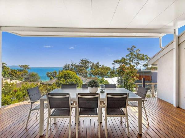 'Nunkeri' 5 Kerrie Close - Stunning House with Fabulous Views Linen WIFI & Air Conditioning